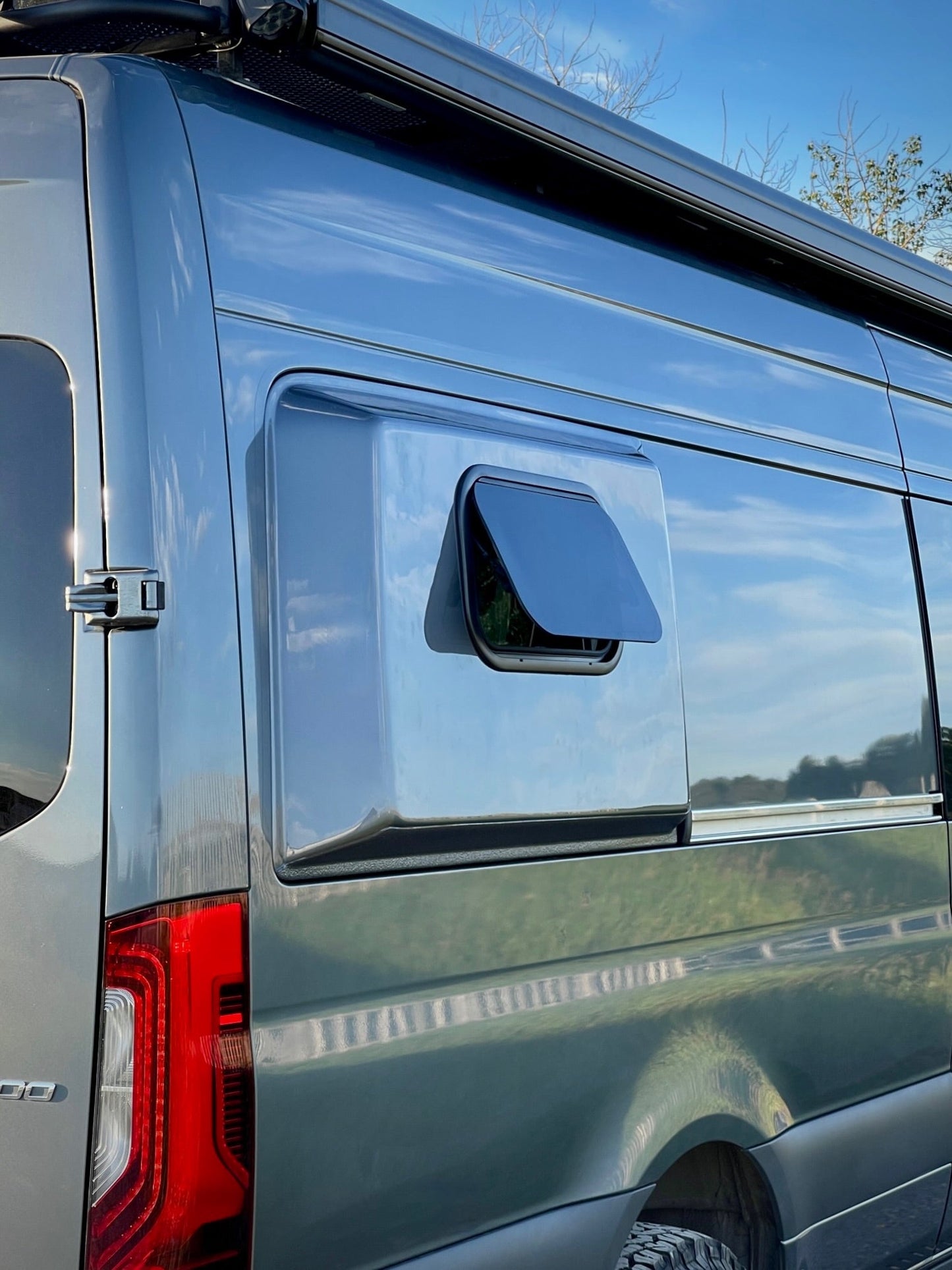 WINDOWS: Broad Arrow Flat Window 497 x 297 (19"9/16 x 11"11/16)