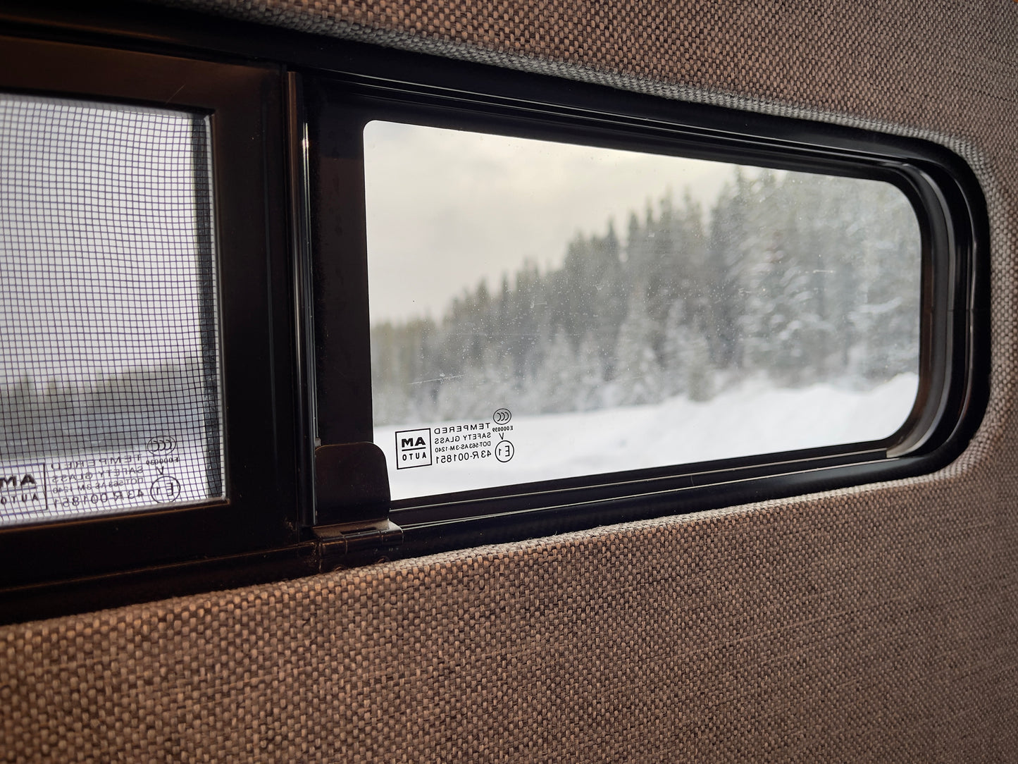 WINDOWS: AM Auto Universal Slider Window 30" x 10"